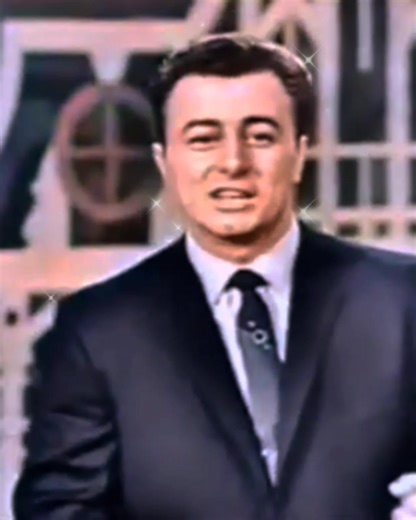 🇺🇸« Running Bear » es una canción trágica adolescente escrita por Jiles Perry Richardson (también conocido como The Big Bopper ) y cantada con mayor éxito por Johnny Preston en 1959. La grabación de 1959 contó con los coros de George Jones y el productor de sesión, Bill Hall, quien aportó el « cántico indio » de «uga-uga» durante las tres estrofas, así como los «gritos de guerra indios» al principio y al final del disco. Fue número 1 durante tres semanas en enero de 1960 en el Billboard Hot 10