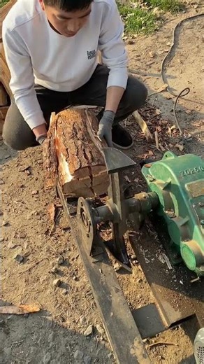 Effortless Firewood Splitting: Time-Saver Machine Unveiled