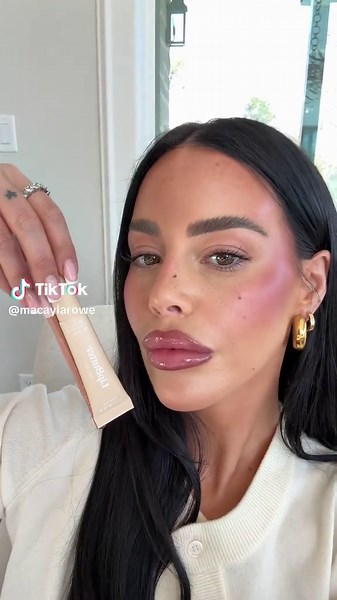 (Excuse my face tanner blotchiness) I could not wait — @Kylie Cosmetics NEW SPRING / SUMMER LIP YESS PLSSSSS 😭 Obsessed with this combo Liner shade is: something greige #fyp #kyliecosmetics #fyppppppppppppppppppppppp #lipcombotutorial #makeupgirlies