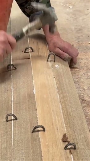 The process of installing an iron rod using a hammer by hitting it to combine wooden boards