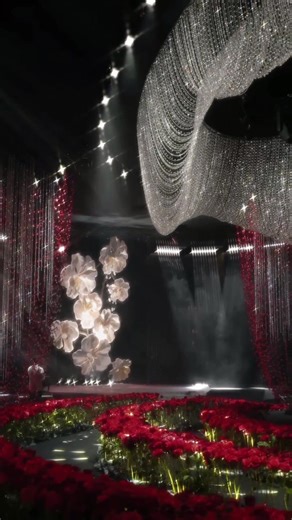 Today's wedding scene sharing, red roses weave the red carpet, and the stars fall on the dome. This is our romantic prologue.✨✨✨😍😍✨✨✨✨🪽🪽🌸🌸🌸#weddingtiktok #wedding #weddingvibes #weddingplanner #fyp