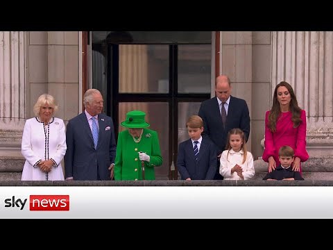 In full: The Queen appears on the balcony at Buckingham Palace after her Platinum Jubilee Pageant