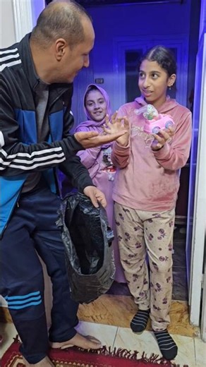 بابا بيوزع هدايا التقييمات 🎁 رودي مش عاجبها الهدية #shorts