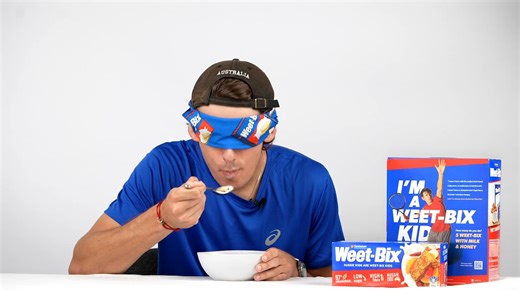 What's Alex De Minaur's verdict on the #OvernightWeetBix trend? From strawberry "cheesecake" to banoffee, see which flavour came out on top! #HowDoYouDoYours | Weet-Bix