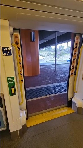 transperth B series set 100 doors closing #transperth #train