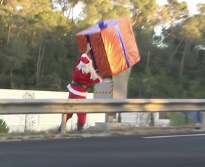VIDEO - Remi Gaillard s'attaque encore aux radars et à la police