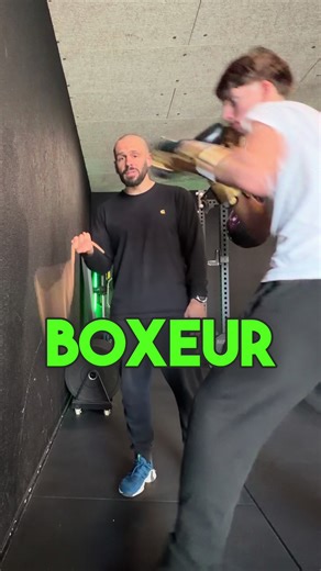 Exercice de boxe pour améliorer le retour en garde ! Nous parlons d'un exercice simple mais efficace pour travailler le retour en garde en boxe. Avec l'aide d'un partenaire (qui n'a pas besoin d'être boxeur), on peut pratiquer différentes combinaisons comme le jab, le double jab ou le jab-cross. L'exercice force le boxeur à revenir rapidement en garde et à bien lire le tempo, sinon il risque de se faire toucher. On peut augmenter progressivement la vitesse pour plus de difficulté, mais sans excè