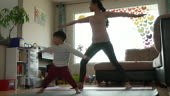 Mutter und Sohn beim Yoga