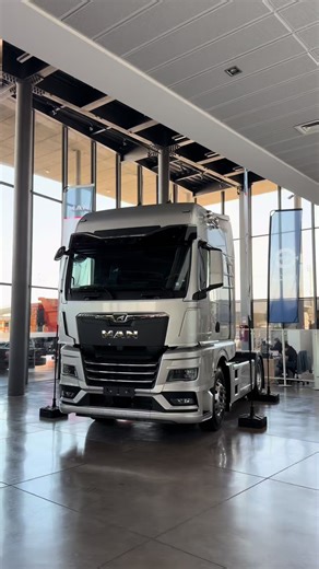 ¡Potencia, eficiencia y confort en un solo lugar! 🚛💨 El MAN TGX 18.520 (BLS 6X2) está diseñado para dominar las rutas con tecnología Euro 6, menor impacto ambiental y máximo rendimiento. 🌍🌱 ✔️ Motor MAN 12.5 ✔️ Seguridad activa ✔️ Cabina full confort 📞 Comunícate con nuestro asesor Adrián Núñez al 56 9 9243 7631 o a cualquiera de nuestros asesores comerciales Mas información en 🔗 zentrumcamiones.cl Zentrum Camiones. Nadie sabe más. 🚛 #fyp #parati #man #truck #camioneros
