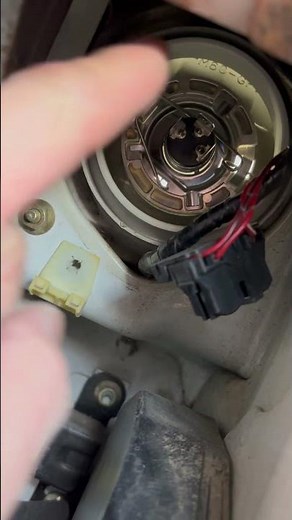 20250123 スバルサンバー ヘッドライトバルブ右交換② 防水ゴムとバルブ抑えバネ解除→バルブ外し 取り付けは逆手順#tt #tv #tw