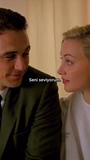 1 Film Serisi on Instagram: "ZAMANI BİLE DURDURAN AŞK Film konusu: Geçmişi değiştirme şansı yakalayan bir adam, görevinden çok daha güçlü bir şeyle karşılaşır: sevgi. Kurtarmaya çalıştığı dünya ile kalbinde büyüyen aşk arasında sıkışır. Çünkü bazen en zor seçim, doğru olan değil vazgeçmen gerekendir. Film adı – yıl: 🎬 11.22.63 – 2016 Film hakkında bilgiler: 🎥 Yönetmen: Kevin Macdonald 🎭 Tür: Bilim kurgu / Dram / Romantik ⭐ Başrol: James Franco, Sarah Gadon 🌍 IMDb: 8.1/10 Bazı insanlar doğru