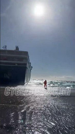 Τήνος: Κύμα "καταπίνει" και ρίχνει κάτω τους καβοδέτες που προσπαθούν να δέσουν το πλοίο της γραμμής