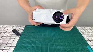 试玩100多块钱买的投影仪，可以手机投屏，卖家说还能玩游戏？