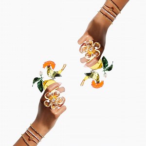 Innovative combinations of pavé and multifaceted crystals give #SwarovskiFlorere rings their radiant glow, while the #SwarovskiIdyllia Royal Flycatcher, with its translucent plumes and masterful crystal cuts, celebrates the evolution of our savoir-faire. #CrystalMetamorphosis #Swarovski Discover more: http://swarov.ski/6183498Ph | SWAROVSKI