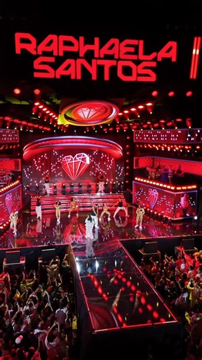 Raphaela Santos “A Favorita “ on Instagram: "Hoje meu coração transborda gratidão. Gratidão a Deus, acima de tudo, por ter cuidado de cada detalhe, por ter ido à frente sempre. Nada foi por acaso. Cada pessoa, cada passo, cada vitória veio das mãos Dele. Gravar esse DVD foi mais do que um projeto profissional, foi a confirmação de promessas. A Paraíba me recebeu com amor, com braços abertos, com uma energia que eu vou carregar pra sempre. Que terra linda, que povo acolhedor, que sentimento verda