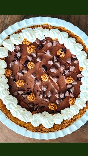 President Trump’s favorite Thanksgiving pie just claimed VIP status at my holiday table. Christmas Crack Peanut Butter Pie. A silky Chocolate Peanut Butter Pie that tastes like a truce between dessert and decadence 🍫🥜 Save this Thanksgiving dessert recipe… it’s no-bake magic with holiday-hero energy. INGREDIENTS Crust: • 14 chocolate graham crackers • 1 Tbsp light brown sugar • 7 Tbsp melted unsalted butter Filling: • 8 oz cream cheese, room temp • ¾ cup 2 Tbsp powdered sugar • 1 cup creamy pe