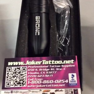 The Bronc V10 Cartridge Tattoo Pen is compatible with most cartridges on the market including Pro Cartridges, Big Wasp, EZ, T-Tech. It is crafted from aircraft-grade aluminum. Operating Voltage between 6 to 8.5 volts. It features a 3.2mm stroke, adjustable to 3.7mm. It is powered by a strong Swiss-made motor that produces 13,000 strokes per minute. https://www.jokertattoo.net/hummingbird-bronc-cartridge-tattoo-pen #jokertattoosupply #tattooapprentice #ladytattooers #tattooworkers #femaletattooar