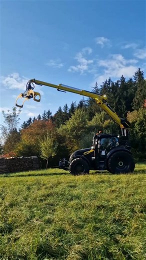 Valtra T235 und Kesla Forstkran 🐝💪😅 . . . #mayerlandmaschinen #landmaschinen #landtechnik #valtra #kesla | Mayer Landmaschinen