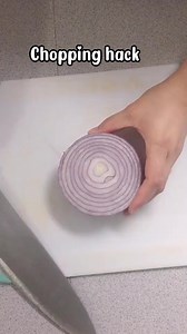Easy onion chopping hack 🧅 #foryou #kitchenhacks #foodie #momhacks | Gina Laporre