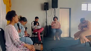 Daar is maar net een ware vriend En Jesus is sy naam En in hom is my vetroue Oral waar ek heen mag gaan Telkemale As ek alleen In gebed Na hom toe gaan Dan luister hy So geduldig En ek weet dat hy verstaan Hyt my nog nooit Ja, nog nooit Van hom af weg gestuur Want my Jesus is Maar net n ware vriend In my donkerste uur 😭🙌🏽❤️ #DieLekkerCrew | Die Lekker Crew