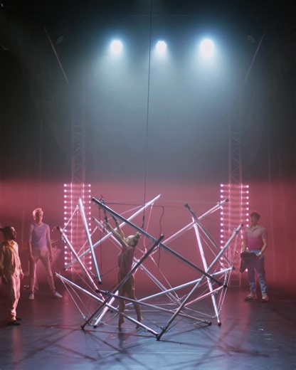 Cirkus Cirkör är tillbaka på Dansens Hus! Fem cirkusartister och en musiker söker efter nya balanspunkter. Genom akrobatik, luftakrobatik, hårhängning och kontortionism utforskar vi de ögonblick då obalans uppstår, när vi plötsligt kan välja att falla in på nya vägar. Vi vänder blicken mot brytpunkten: när vi för en andlös sekund inte vet om instabiliteten kommer att dra oss isär, eller föra oss samman. | Cirkus Cirkör