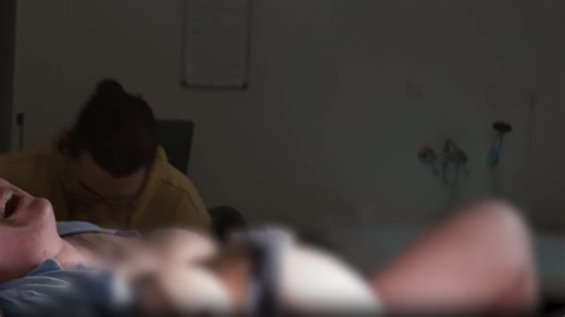 Far besvimer midt i fødslen