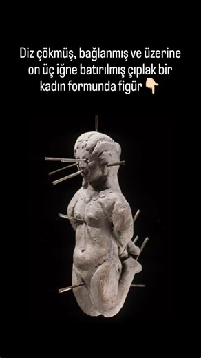 yasin karataş on Instagram: "Diz çökmüş, bağlanmış ve üzerine on üç iğne batırılmış çıplak bir kadın formunda figür. Roma dönemi, MS 3.-4. yüzyıllara tarihlenen eser, Mısır'daki Antinoopolis antik kentinde, üzerinde bir bağlama büyüsü (katadesmos) bulunan kurşun tabletli pişmiş topraktan bir kap içerisinde bulundu. Günümüzde Louvre Müzesi'nde sergileniyor. 📸Georges Poncet ----- ✨Nude female doll in kneeling position, bound and pierced with thirteen pins. Found in a terracotta vase with a lead t