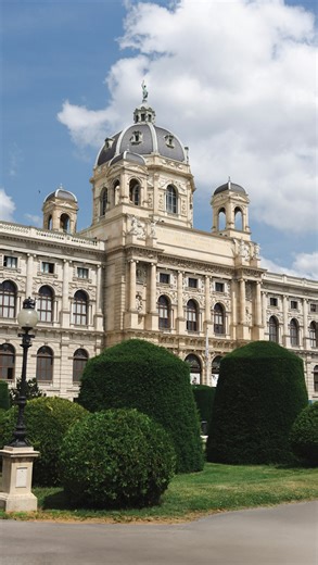 Tartine et Chocolat on Instagram: "Tartine et Chocolat Boutique I Notre adresse viennoise 🤍 Lors de notre passage à Vienne, @manondurst nous a fait le plaisir de nous faire découvrir ses essentiels pour la maternité pour son nouveau-né Athena et ses pièces coups de cœur pour sa fille Bianca (3 ans) et son fils Ludwig (5 ans), directement dans notre écrin viennois à l’allure française. Un joli moment tout en douceur et en style… Et vous, que glisseriez-vous dans votre valise estivale ? ✨ 