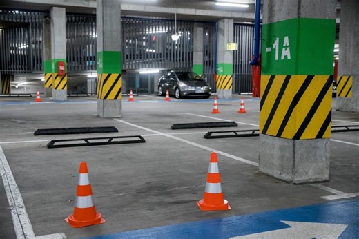 Automobilių statymo prie parduotuvių ribojimas lieka, bet Skvernelis žada klausytis argumentų