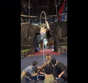 Chị đẹp đạp gió: Cận cảnh pha Quỳnh Nga ngã đập người xuống đất, Mỹ Linh khóc nghẹn trên sóng truyền hình