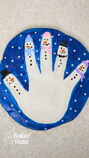 Make your very own Handprint Snowman Plaque from clay with this easy craft that will let you freeze time and keep their little hands forever ⛄ CRAFT IT >>> https://www.bakerross.co.uk/craft-ideas/kids/occasions/handprint-snowmen-plaque/ #BakerRoss #WinterCrafts #snowman #handprintcrafts #claymodelling | Baker Ross