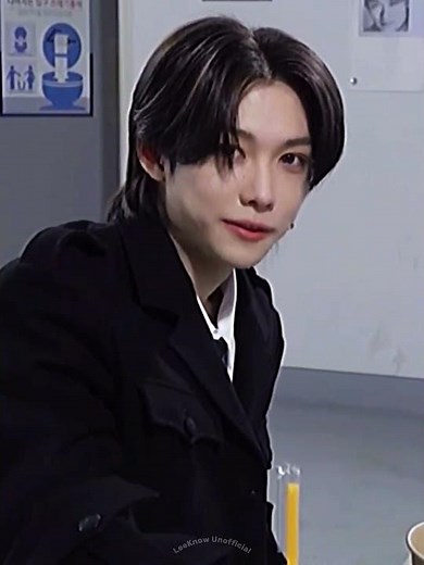 Meet him at the hotel room? 💋💋 LMAO 😭 #straykids #leeknow #han #felix #hyunjin #seungmin #changbin