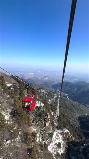 12/29 御在所ロープウェイ🚡 毎年行ってるけど絶対寒いからって完全防御してったら、全然寒くなくてびっくり‼️‼️ いっぱい滑って転けて、雪だるまも作って楽しすぎた〜🥳💖 来年も行きます〜❄️⛄️✨ 紅葉の時期も綺麗なのです😊 #御在所ロープウェイ #三重県 #三重観光 #菰野町 #日帰り旅行