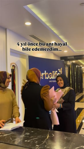 ⚜️Kilo Verme & Kilo Alma⚜️ on Instagram: "Sevgililer Günü’nde eşimden, Antalya da Eğitim Seminerime-Otele bir çiçek geldi 🌸 Üzerindeki notta aynen şu yazıyordu: “Sen sadece bir koç değilsin, bir markasın✨ Azminle, disiplininle, duruşunla herkesin hayatına dokunuyorsun🤍 Ben ise en şanslı müşterinim💕 Çünkü hayat boyu senin sevgini kullanma hakkına sahibim💞 Sevgililer günümüz kutlu olsun 💐 ” Notu okurken gözlerim doldu 🥹 Çünkü bu cümleler bir günde yazılmadı… Zamanla, sabırla, istikrarla yazı