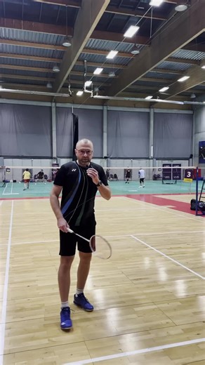 🎯 The most important tip for the Backhand Late Shot Many players struggle with the backhand late shot because they use the wrong grip. If you’re chasing the shuttle deep into the backhand corner, you won’t have time for a full swing. That’s why the correct grip and forearm rotation are crucial. Key tip ✅ Use a V grip or bevel grip ❌ Do NOT use thumb grip When you’re late, you’re usually running after the shuttle and need to slice it with the edge of the racket to keep the rally alive. What to f