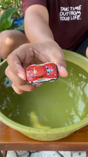 Experiment with a toy car breaking through a layer of tissue🚘