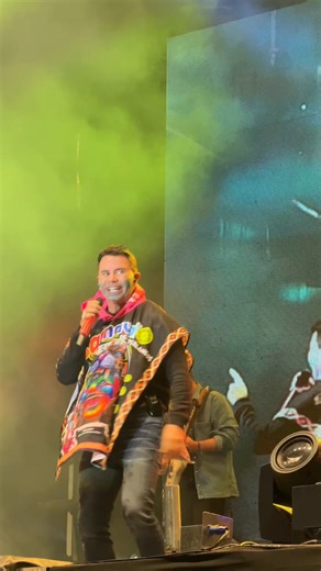 #Pasto vivió una noche mágica 🤍🎶 en pleno show de Andy Rivera, alguien se subió a la tarima… y la sorpresa fue total: ¡era Jhonny Rivera! 😱🔥 Cantó varios de sus temas y la Plaza de Nariño se convirtió en un solo coro en nuestros Carnavales 2026. | Pasto Denuncias