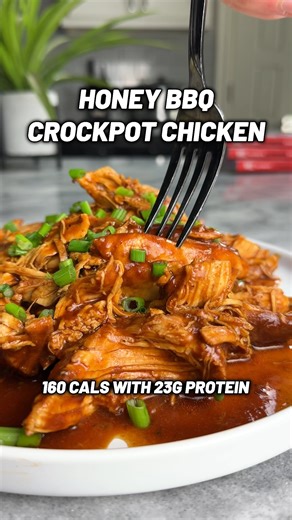 Honey BBQ Crockpot Crockpot Chicken might be your new favorite chicken recipe that’s so easy to make and it tastes incredible 🔥🍯🐓 ✅ Ingredients: 2 cups no sugar added BBQ sauce (510g) 1/4 cup honey (80g) 3/4 cup diced onion (115g) 1/4 cup zero calorie brown sugar sweetener 1 tbsp Worcestershire sauce (15ml) 1/2 tbsp olive oil 1/2 tsp garlic powder, onion powder, paprika, salt & pepper 2-1/2lbs chicken breast (1135g) ➡️ Cook on high for 3-4 hours or low for 6-8 hours 💪 Macros per 4oz serving: