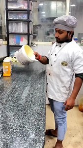 Trending Cake garnishing🎂🥰🎂#ViralCakeGarnishing #ChocolateFlowers #CakeGarnish #ChocolateGarnish #ViralGarnish🎂🥰🎂 | Ranjan Rajbhar