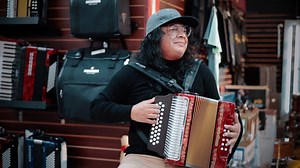 Los acordeones diatónicos #Hohner Corona II, cuentan con tres filas y un diseño ergonómico que facilita la ejecución fluida de acordes y melodias. 🎶 📲 Escríbenos vía WhatsApp 👉 https://wa.me/50224299070 🚚 Entregas a domicilio en todo el país. | Casa Instrumental