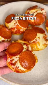 Nää pizza bitesit oli jotain niin taivaallisen hyvää, että nyt suosittelen todella tallentamaan tän reseptin! Ja on muuten helppoja valmistaa! Mä muuten pakastin näistä osan, ja toimi hyvin myös pakastimesta mikrossa lämmitettynä. RESEPTI Pizzataikinaa (Esim. K-ruoka löytyy hyvä ohje) Tomaattikastiketta (Käytin itse tehtyä tai valmista purksta) Pepperoni siivuja Parmesania Juustoraastetta (Esim. emmental, mozzarella tai niiden sekoitus) Pyöritellään ensin pizzataikinasta pieniä palloja, ja paine