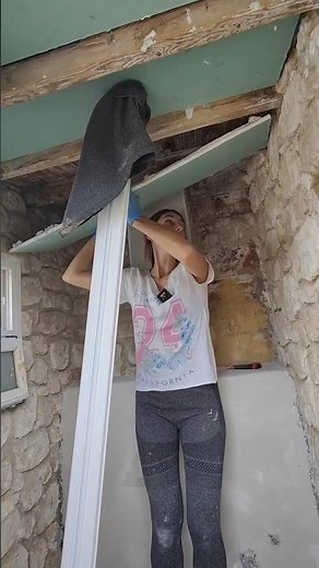 Pasting the plasterboard ceiling 😱