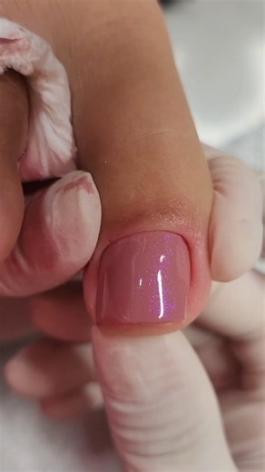 💅Fabyana Molinari on Instagram: "Misturinha linda para os pés Usei: Chique bege @esmaltecolorama Bublle gum @dailus"