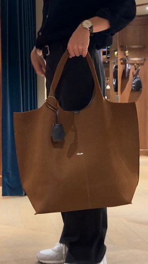 ＜hALON＞ 「優雅」「標準・傳統」「當代」「社交」「可重複使用/可回收」 以高級、清潔、標準和傳統、當代社交性為大人的產品概念，持續以環境和社會為考量的可持續性視角進行產品製作的品牌。 旨在成為貼近多樣化需求、市場變化和顧客新價值觀的“雜貨品牌”，始終重視不斷更新的產品製作態度。 ＜hALON＞條紋針織托特包L NTD9,420 13321000001 販售店舖：UNITED ARROWS 大安店/微風信義 #beautyandyouth #unitedarrows大安店 | UNITED ARROWS TAIWAN