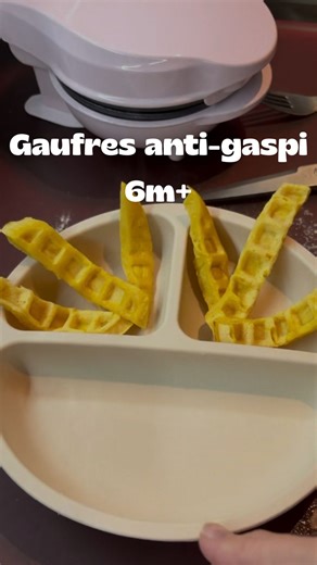 🥕 DME & repas | Activités bébé 🎨 on Instagram: "GAUFRE ANTI GASPI À PARTIR DE 6 MOIS 🥕 INGRÉDIENTS : - la purée que votre bébé ne veut pas (~100-120g) - 1 œuf - 100-120g de farine (suivant la quantité de purée) - 100ml de lait (au choix, ici lait de vache) - 2g (1 c.à.c) de levure chimique - un peu d’huile si souhaité (olive ou colza) PRÉPARATION : - prendre la purée que bébé ne veut pas manger - ajouter un œuf, la farine, mélanger - rajouter ensuite le lait. - faire chauffer l’appareil à gau
