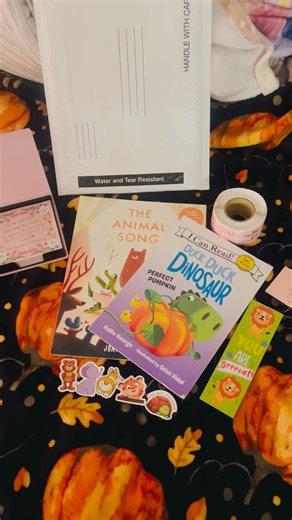 Pack A Book Order W/me 🧡 #books #bookmail #smallbusiness #bookshop #booktube #booktok #bookstore