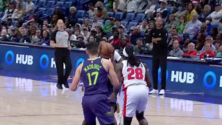 Zion Williamson flies to the hole for the slam dunk