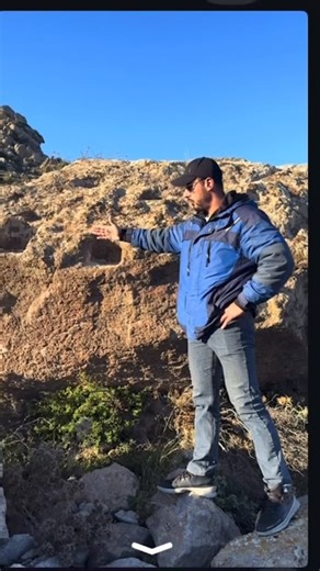 Müzeler /Ören yerleri /Tarihi yerler on Instagram: "Kaya mezarlarında bazen duvara açılmış küçük bir niş görürsün. Halk arasında buna “mihrap” denebiliyor ama aslında çoğu zaman bu, adanak/sunak nişi gibi düşünülür. Yani mezarla ilişkili ritüel, sunum ya da kutsal bir odak noktası olabilir. Nişin konumu (girişte mi, içeride mi) ve çevresindeki izler, ne amaçla yapıldığını anlamada ipucu verir. 🇬🇧 English In some rock-cut tombs, you’ll notice a small carved niche on the wall. Locally it may be 