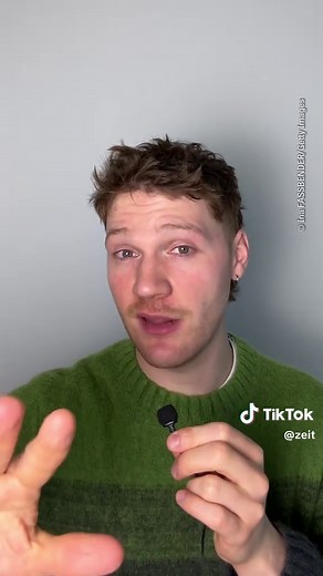 Ab sofort dürfen Tankstellen ihre Preise nur noch einmal pro Tag erhöhen. Und zwar um Punkt 12 Uhr. Doch wann sollte man jetzt tanken, um Geld zu sparen? #tanken #tankstelle #preis #teuer #auto Host, Skript und Schnitt: @alexanderholl Schnitt: @marianadellien Redaktionsleitung: @lndfrs & @headofhochkant
