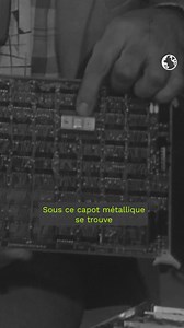 💻 En novembre 1971, le premier microprocesseur voyait le jour… et ouvrait la voie aux ordinateurs portables que l’on utilise tous aujourd’hui. Mais savez-vous vraiment ce qui fait fonctionner votre ordinateur ? Le microprocesseur, c’est le “cerveau” de la machine : il exécute les instructions, traite les données et permet à votre ordinateur de réaliser toutes ses tâches. Le tout, concentré dans une minuscule puce où tous les composants ont été miniaturisés pour tenir dans un seul boîtier. 🔧 Un